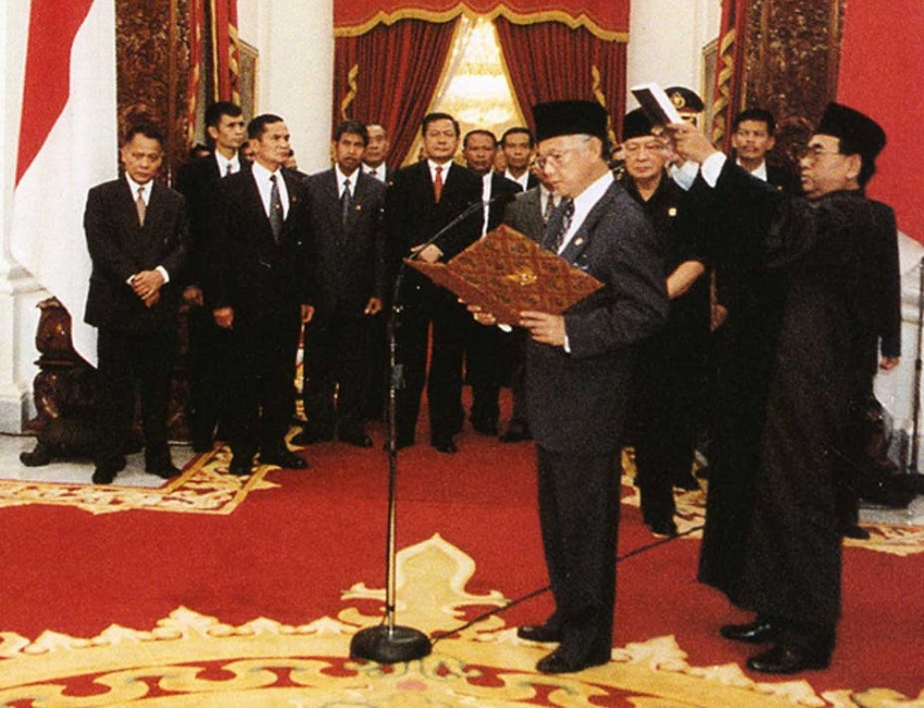 Biografi BJ Habibie: BJ Habibie Menjadi Presiden Republik Indonesia