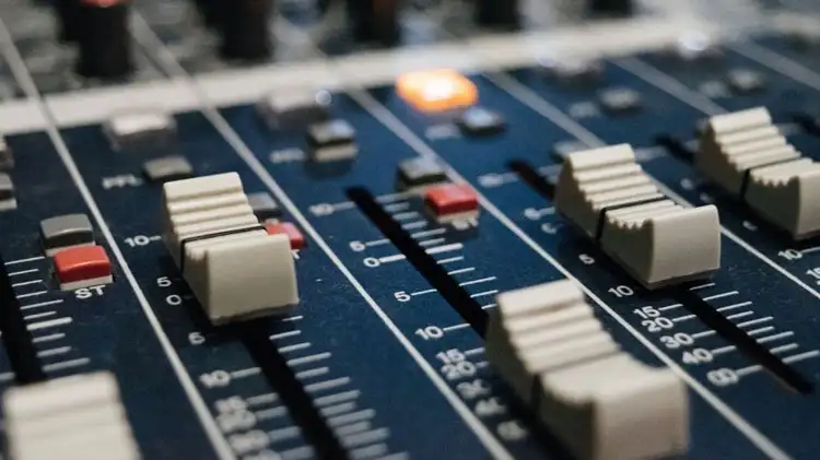 Begini Cara Setting Equalizer Untuk Vokal yang Mudah