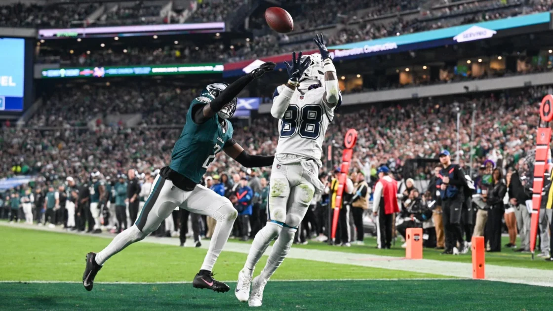 Cowboys Beat Eagles; Brewers Move Within Win of Title
