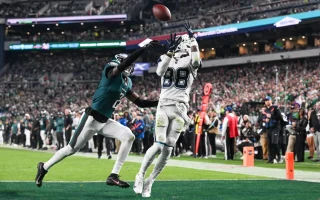 Cowboys Beat Eagles; Brewers Move Within Win of Title