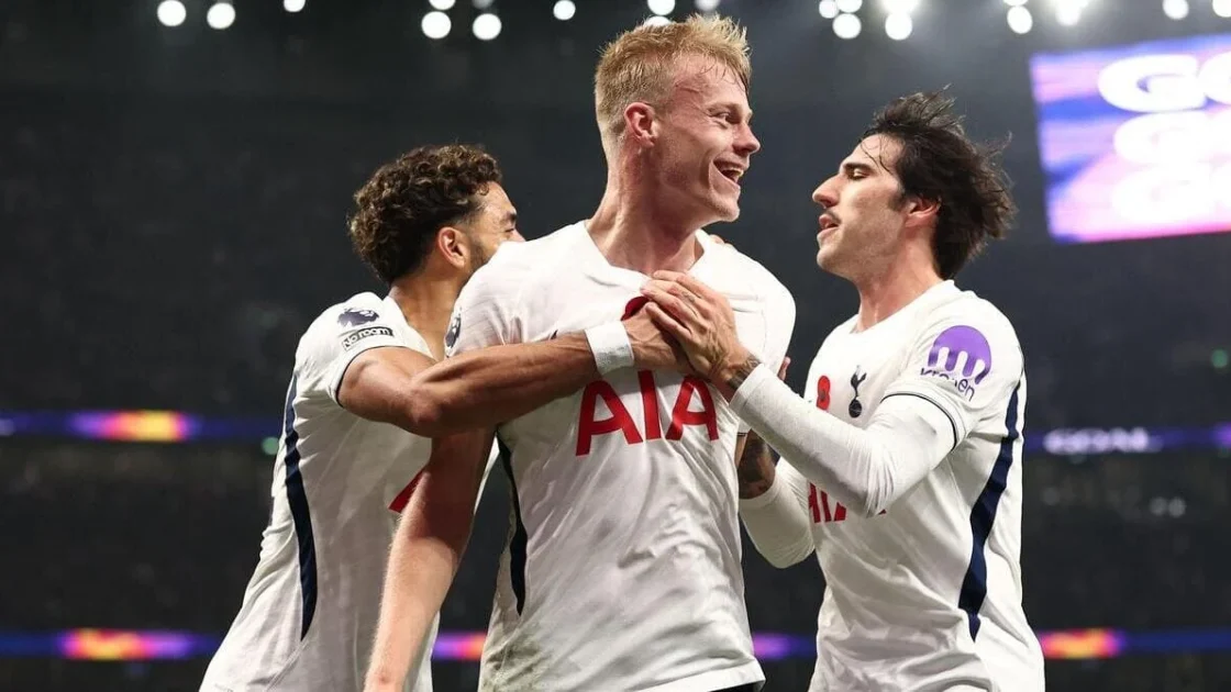 Tottenham beat 10-man Crystal Palace 2-0 for third win